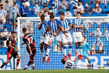 IM体育在线注册-西甲比赛场上两队展开激烈较量，看点十足