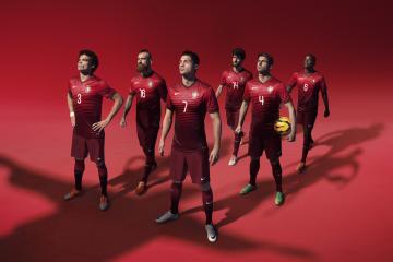 IM体育动画直播通道-赛道上的冰与火，拉塞尔高光时刻下的梅赛德斯鏖战雷诺