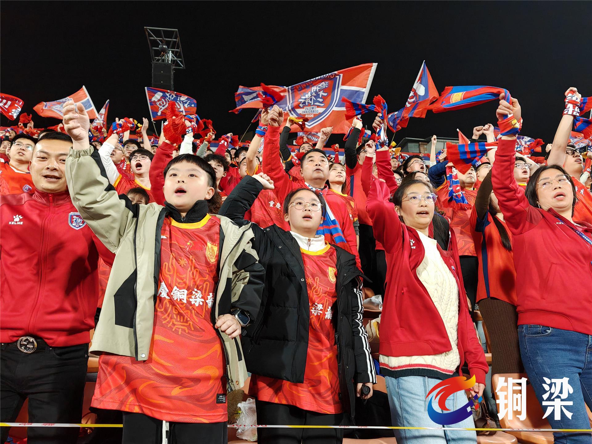 IM Sport-包含精彩比赛场面燃烧热情，观众欢呼不止的词条