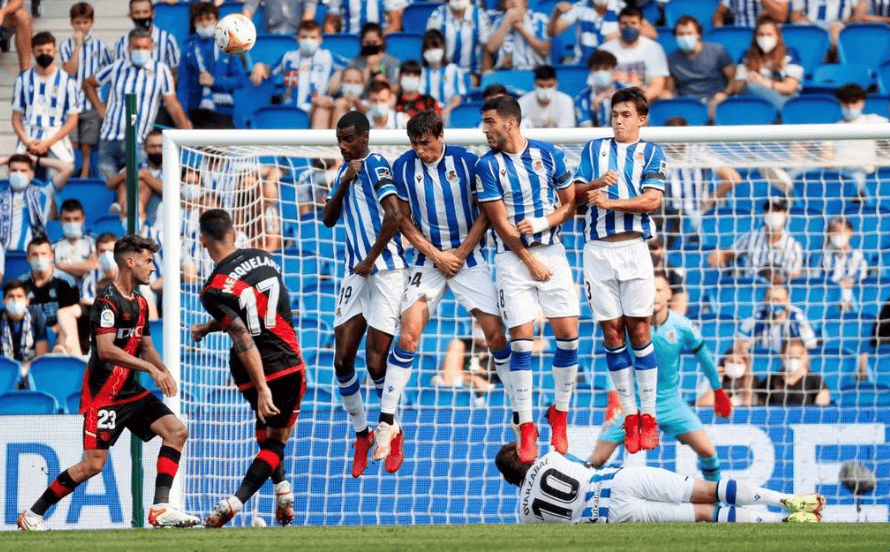 IM体育在线注册-西甲比赛场上两队展开激烈较量，看点十足